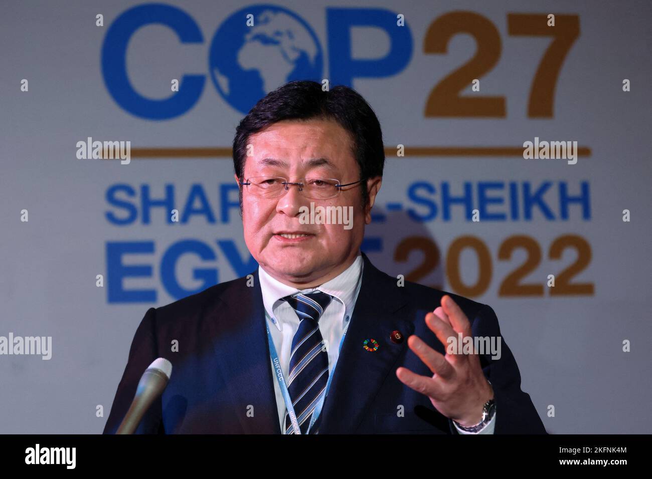 El ministro japonés de Medio Ambiente, Akihiro Nishimura, habla con los medios durante la cumbre climática del COP27, en Sharm el-Sheikh, Egipto, el 19 de noviembre de 2022. REUTERS/Mohamed Abd El Ghany Foto de stock