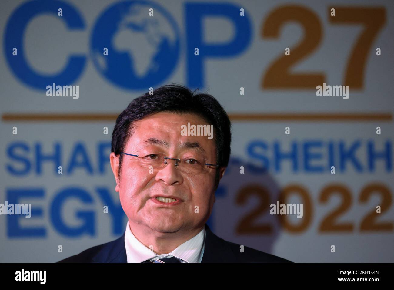 El ministro japonés de Medio Ambiente, Akihiro Nishimura, habla con los medios durante la cumbre climática del COP27, en Sharm el-Sheikh, Egipto, el 19 de noviembre de 2022. REUTERS/Mohamed Abd El Ghany Foto de stock