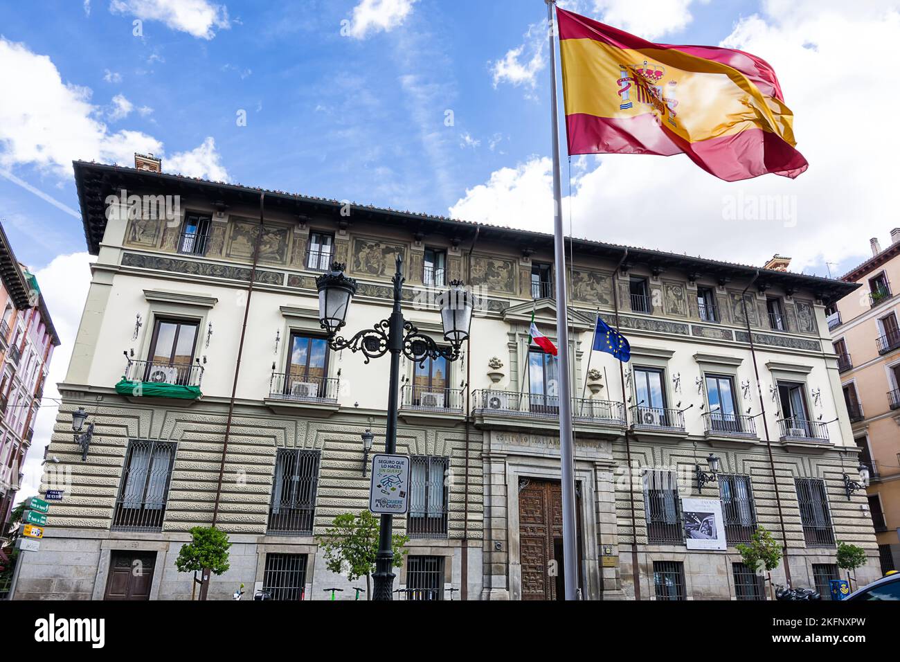 Madrid, Spagna - 20 giugno 2022: Palacio del Instituto Cultural Italiano en el centro de Madrid con la bandera española en primer plano Foto de stock