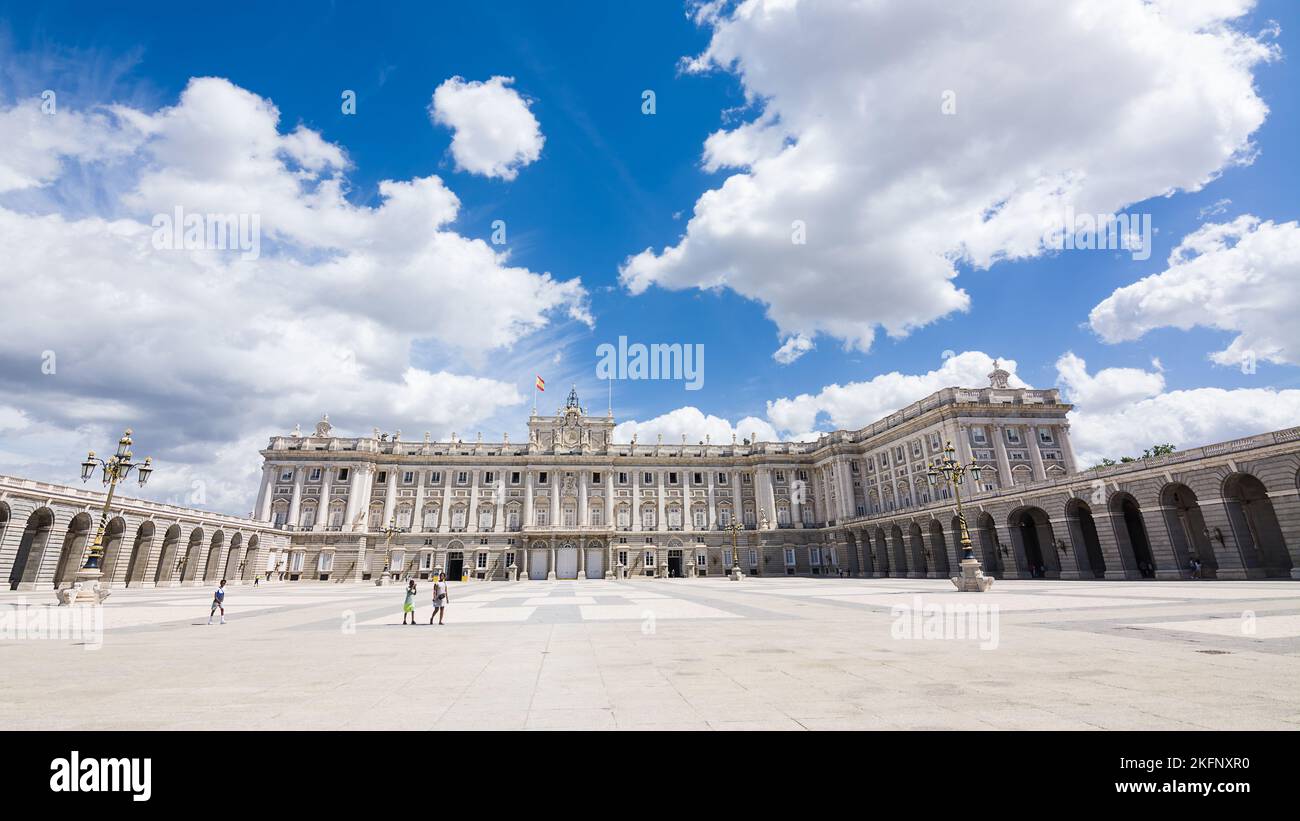 Madrid, España - 20 de junio de 2022: Plaza de Armas y Palacio Real de Madrid con cielo azul y nubes Foto de stock