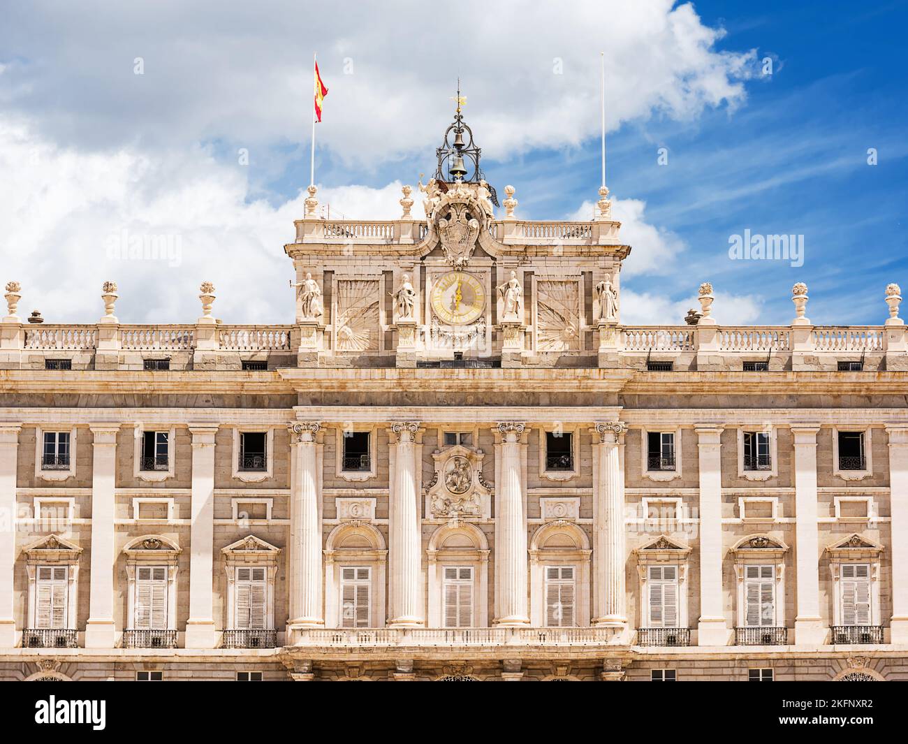 Detalle de la fachada interior del palacio del este, el palacio real de Madrid Foto de stock