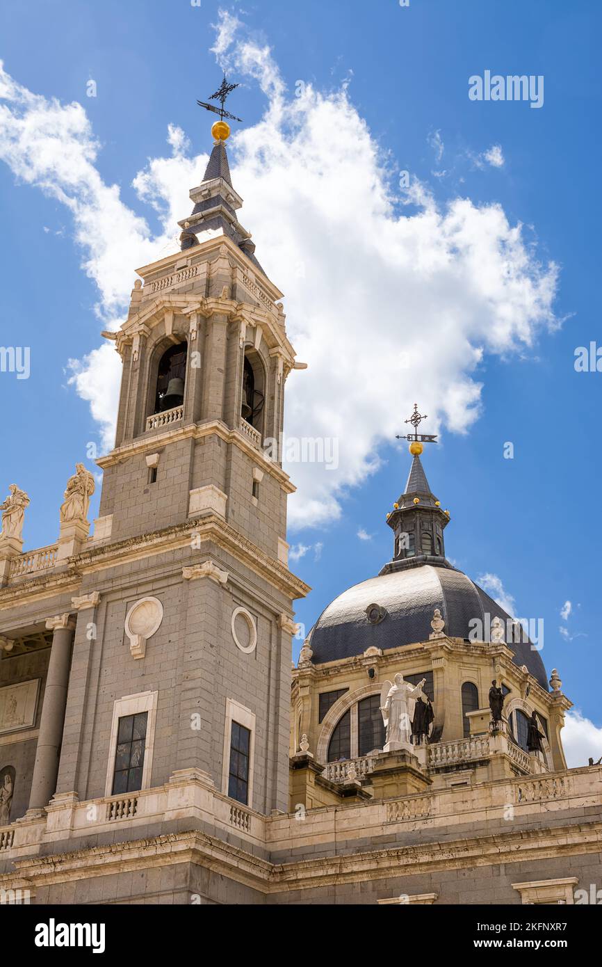 Campanario y cúpula de la catedral Santa Maria la Real de la Almudena en Madrid Foto de stock