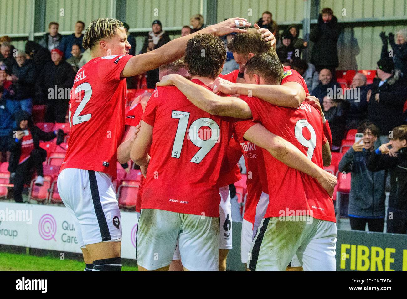 Los jugadores de Salford City celebran su gol durante el partido Sky Bet League 2 entre Salford City y Carlisle United en Moor Lane, Salford el sábado 19th de noviembre de 2022. (Crédito: Ian Charles | MI News) Crédito: MI News & Sport / Alamy Live News Foto de stock