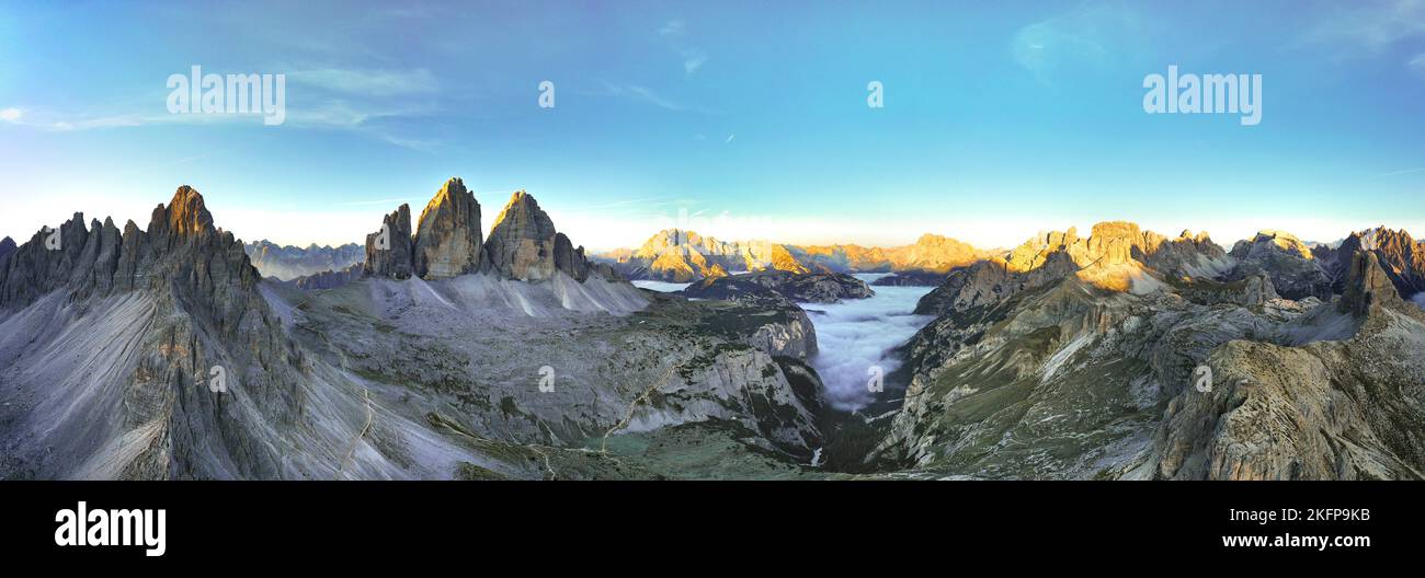 Tre Cime di Lavaredo - Drei zinnen veduta aerea dall'alto alle prime luci del giorno, alba panoramica nelle Dolomiti di Sesto Foto de stock