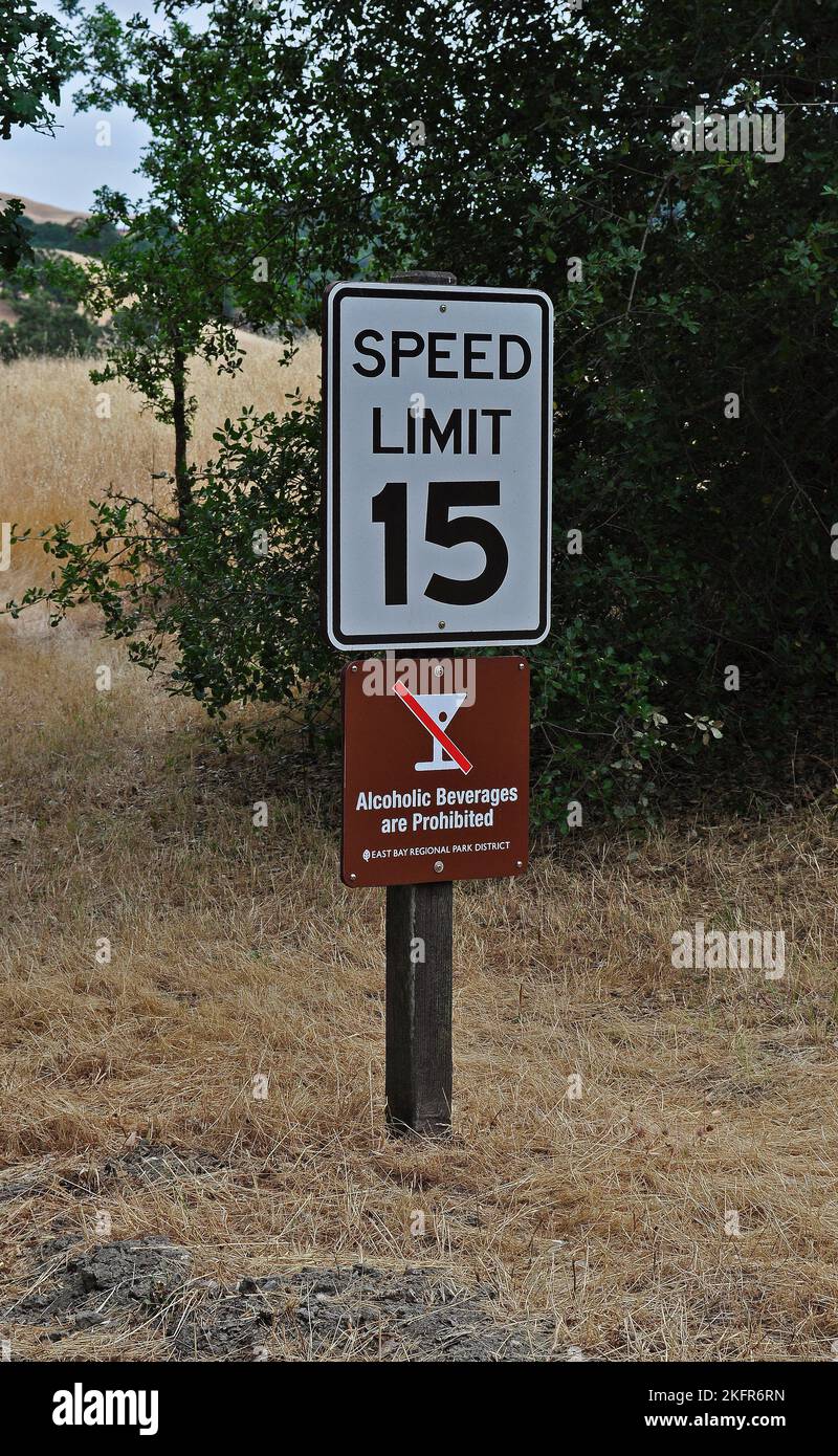 15 mph señal de límite de velocidad en Sunol Regional Wilderness en el Condado de Alameda, California Foto de stock