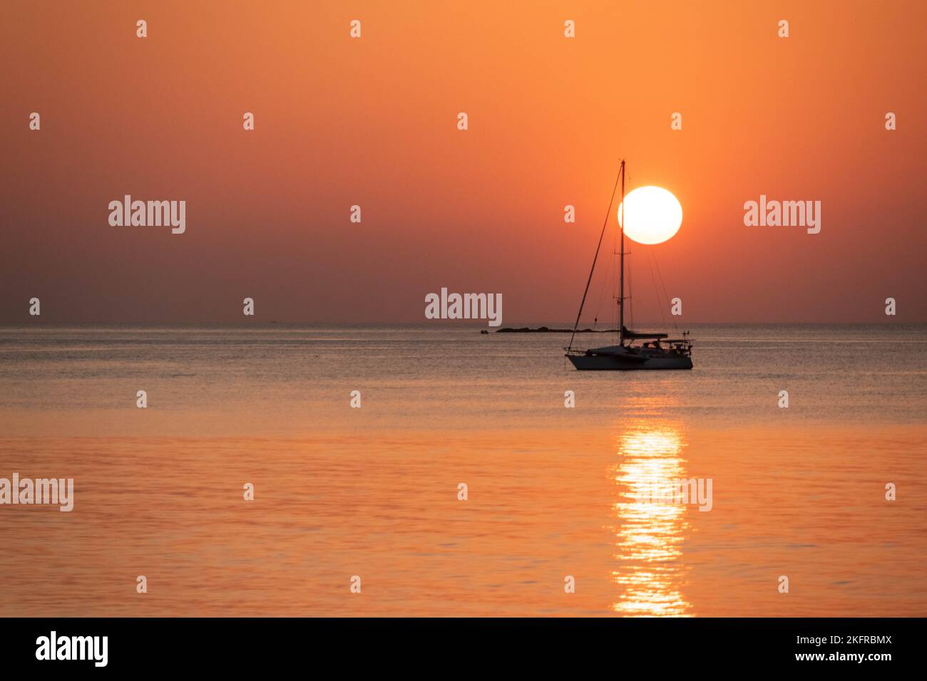 Puesta de sol en la playa Nai Yang, Phuket, Tailandia Foto de stock