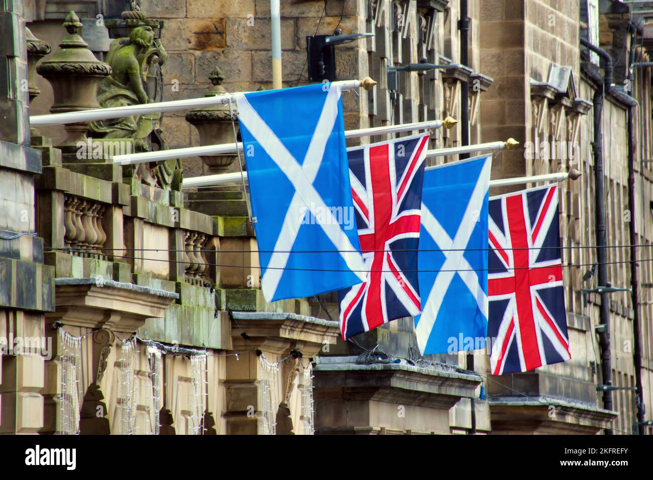 Banderas escocesas y británicas una al lado de la otra en la milla real de Edimburgo, Escocia, Reino Unido Foto de stock