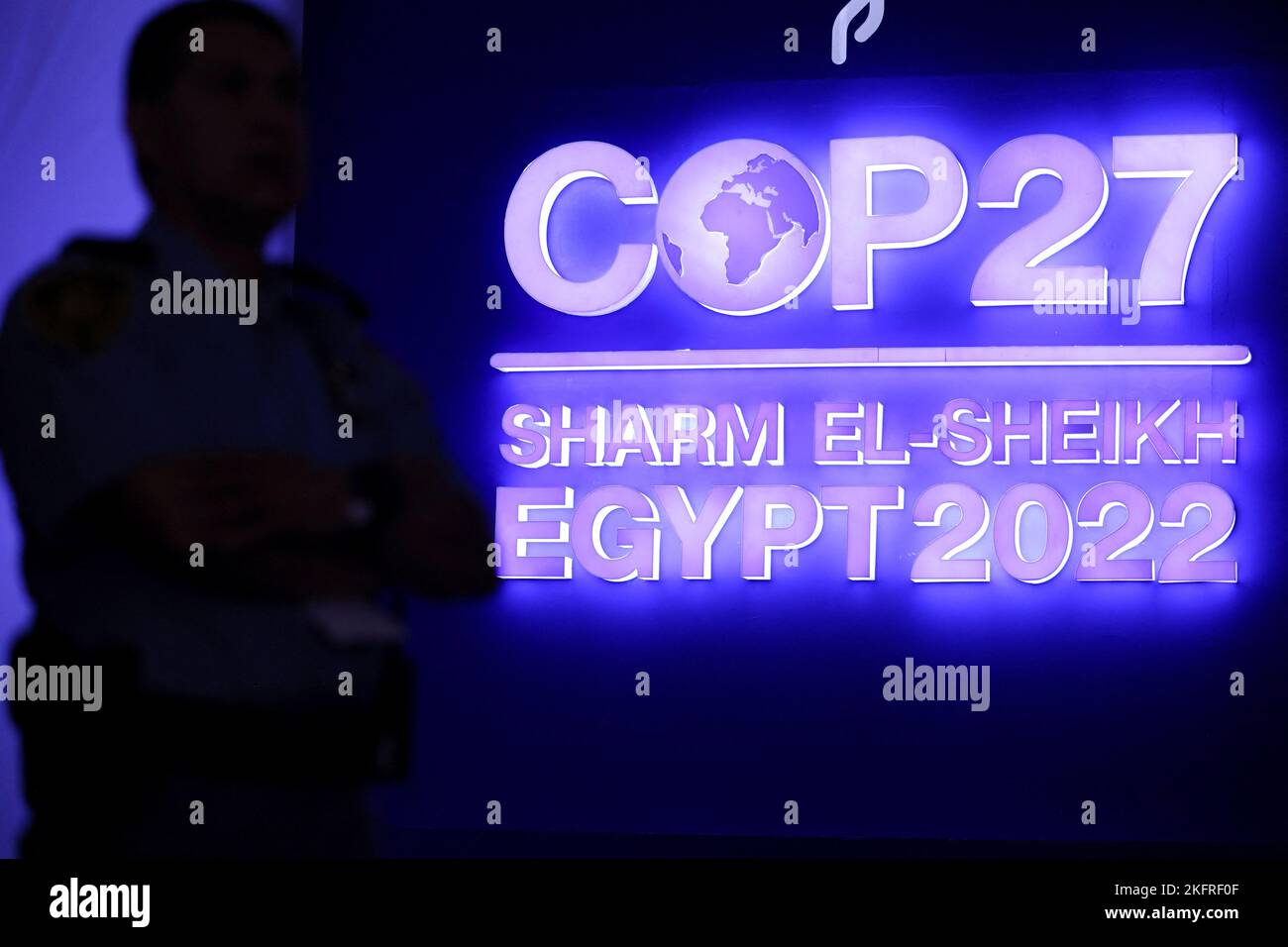 Un personal de seguridad se mantiene al lado del cartel COP27 durante la sesión plenaria de clausura de la cumbre climática COP27 en el complejo del Mar Rojo de Sharm el-Sheikh, Egipto, el 20 de noviembre de 2022. REUTERS/Mohamed Abd El Ghany Foto de stock
