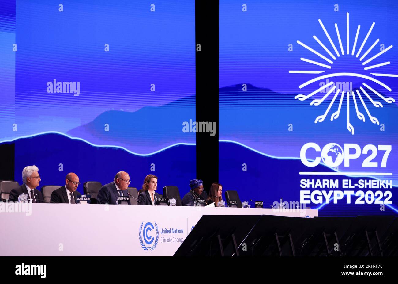 Los ministros pronuncian declaraciones durante la sesión plenaria de clausura de la cumbre climática del COP27 en Sharm el-Sheikh, Egipto, el 20 de noviembre de 2022, en el centro turístico del Mar Rojo. REUTERS/Mohamed Abd El Ghany Foto de stock
