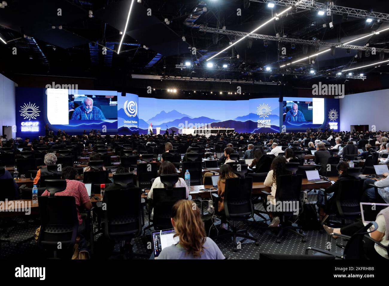 Una visión general muestra la sesión plenaria de clausura de la cumbre climática COP27 en Sharm el-Sheikh, Egipto, el 20 de noviembre de 2022, en el complejo del Mar Rojo. REUTERS/Mohamed Abd El Ghany Foto de stock