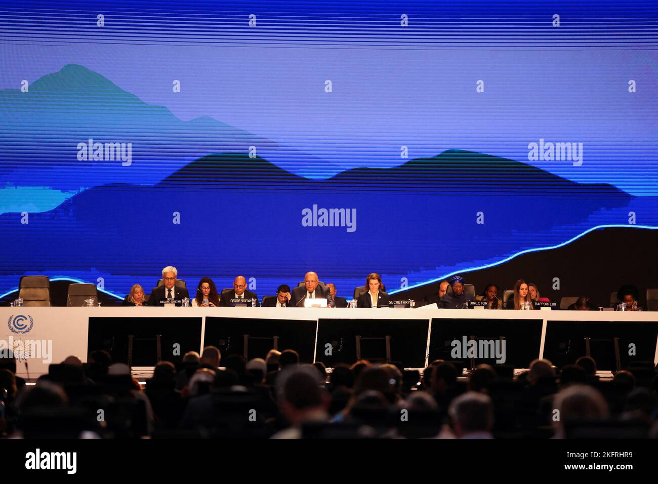 Los delegados pronuncian declaraciones durante el plenario de cierre de la cumbre climática del COP27 en Sharm el-Sheikh, Egipto, el 20 de noviembre de 2022. REUTERS/Mohamed Abd El Ghany Foto de stock