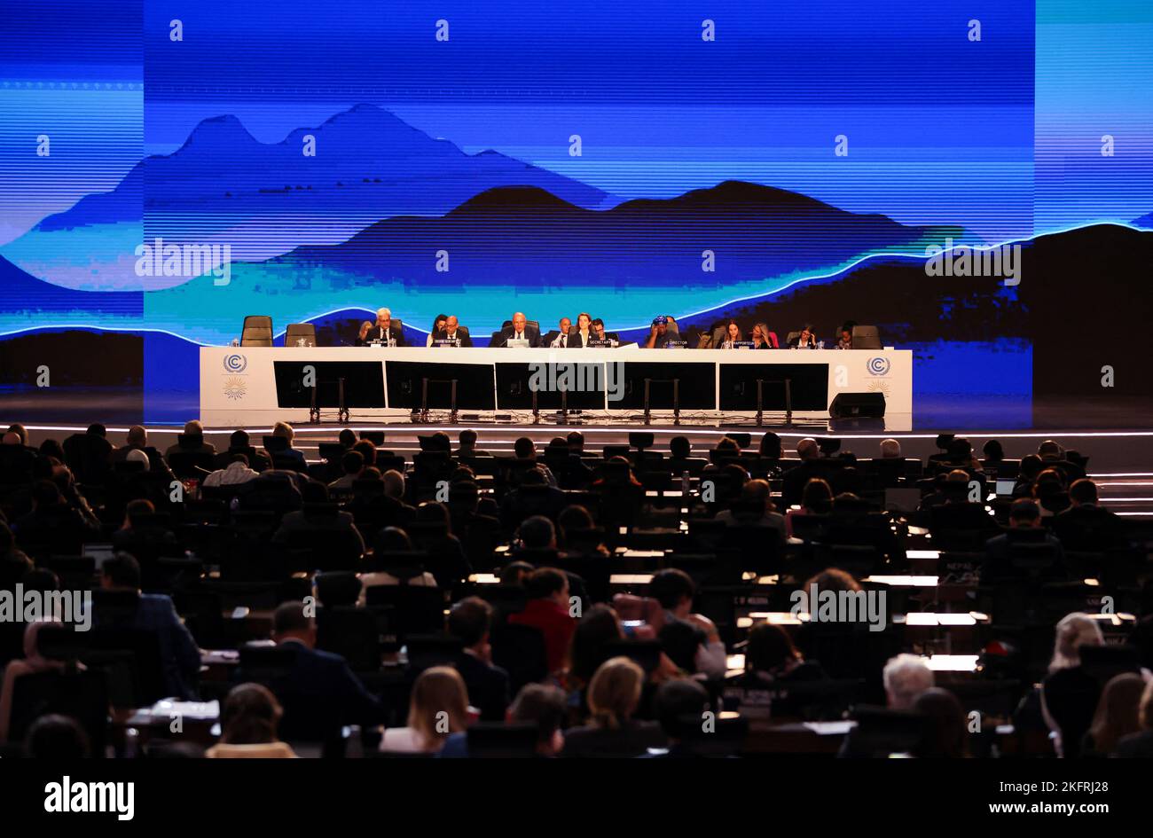 Los ministros pronuncian declaraciones durante la sesión plenaria de clausura de la cumbre climática del COP27 en Sharm el-Sheikh, Egipto, el 20 de noviembre de 2022, en el centro turístico del Mar Rojo. REUTERS/Mohamed Abd El Ghany Foto de stock