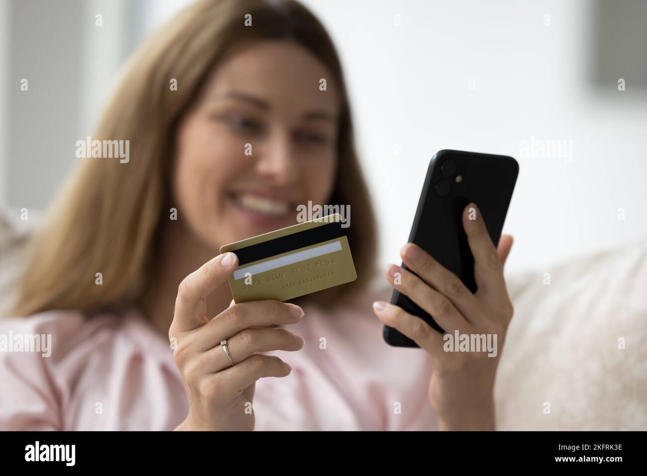Primer plano tiro manos femeninas con tarjeta de crédito y smartphone Foto de stock