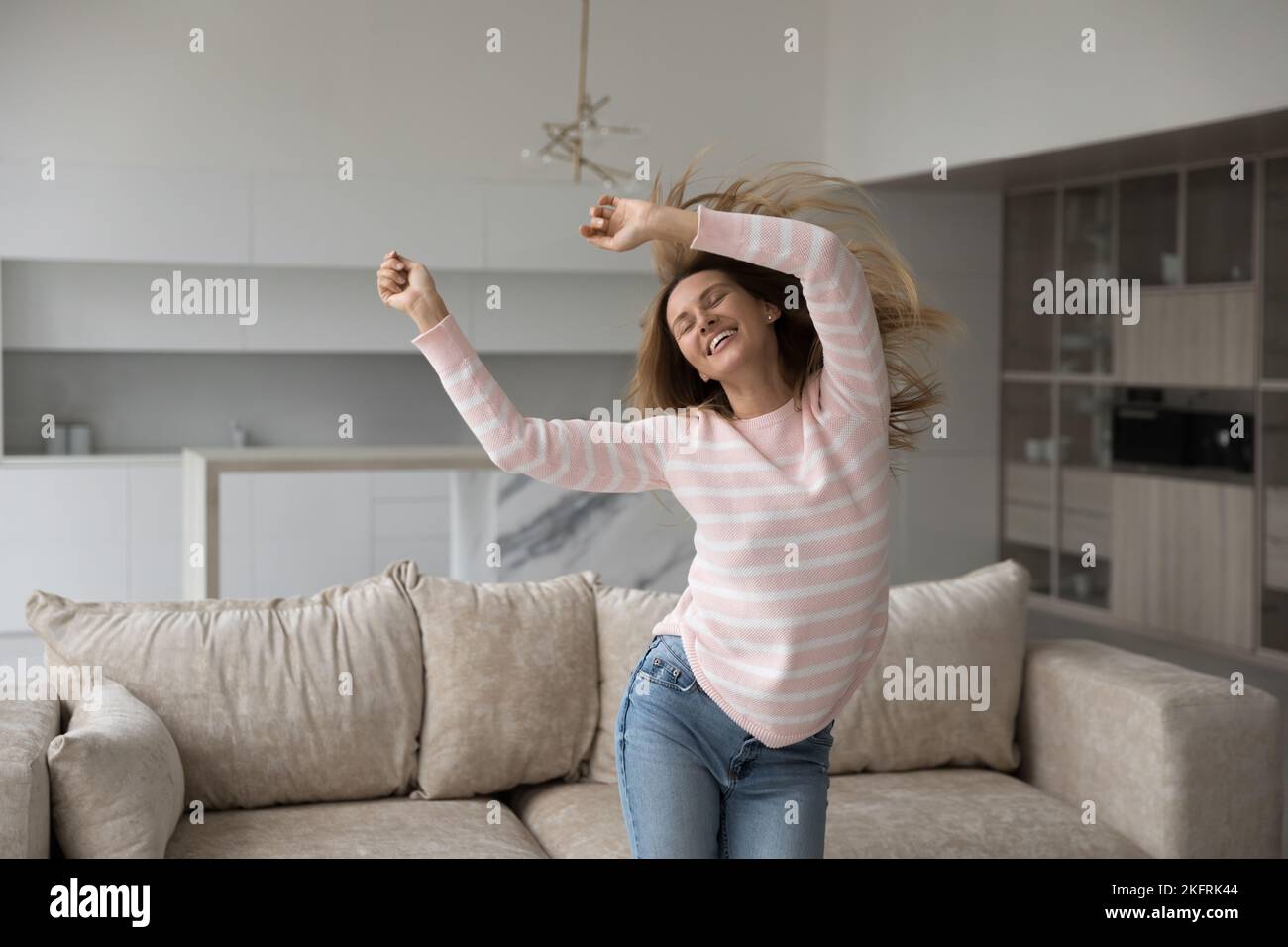 Jovencita bailando Disfrute de su tiempo libre en casa. Foto de stock