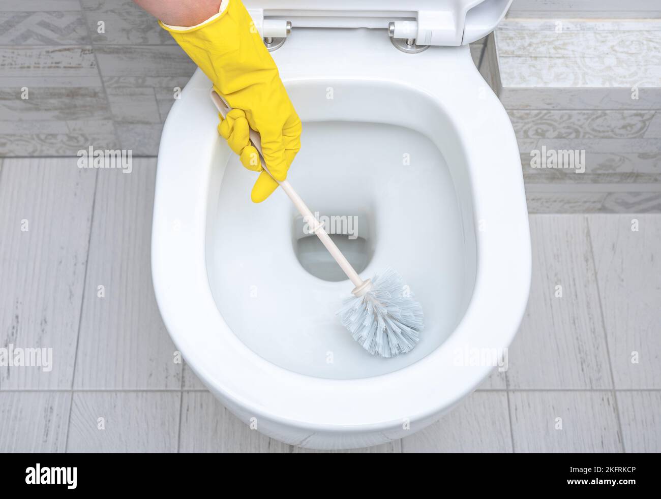 Servicio de limpieza a fondo. limpieza profesional de aseo. Cepille el inodoro para limpieza e higiene. Limpieza del inodoro. inodoro scr Foto de stock