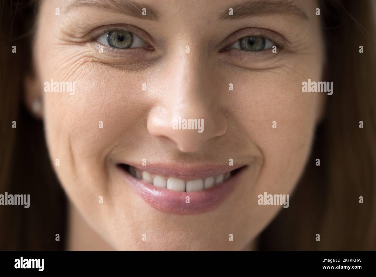 Vista frontal recortada de la cara de la mujer en primer plano Foto de stock