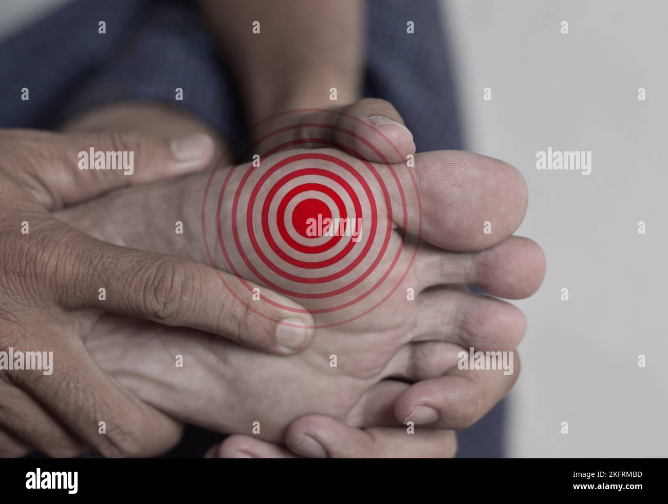 Sensación de hormigueo y ardor en el pie de un hombre asiático con