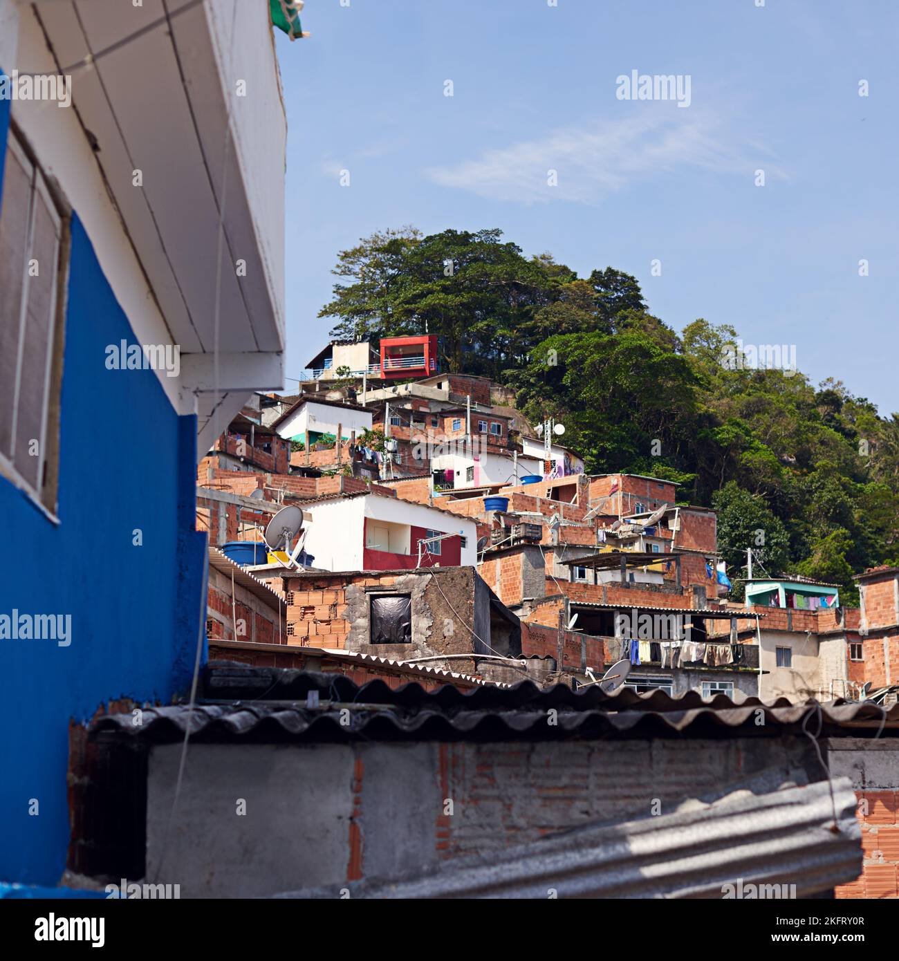 Vivienda Una gran población. Barrios marginales en una ladera de montaña en Río de Janeiro, Brasil. Foto de stock