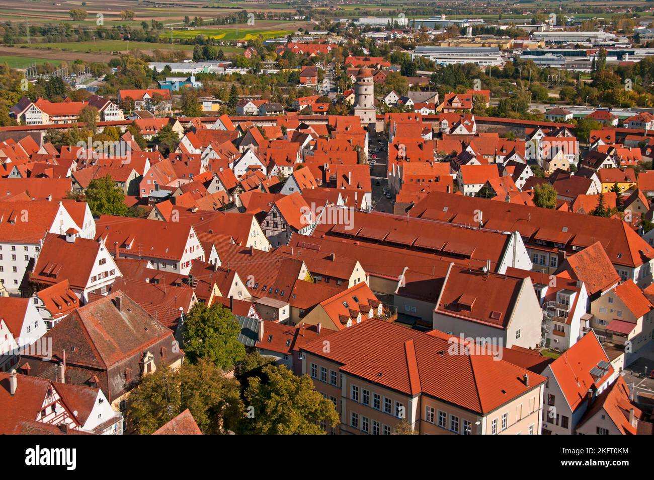 Vista desde la torre de 89, 5 m de altura, el Daniel, Iglesia Parroquial Protestante de San Jorge, sobre los tejados de Nördlingen, Donau-Ries, Bayrisch Swabia, Bávar Foto de stock