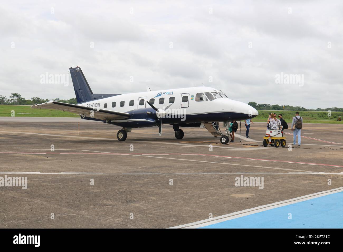 Avión pequeño, pasajeros que embarcan en un taxi aéreo, Río Branco, Acre, Brasil, Sudamérica Foto de stock