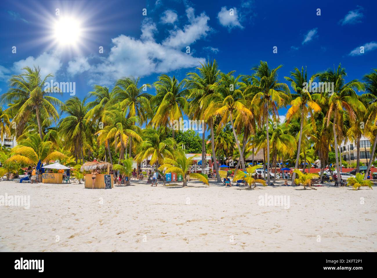 ISLA MUJERES, MÉXICO ABR 2022 Bar de playa Cocos en una playa con