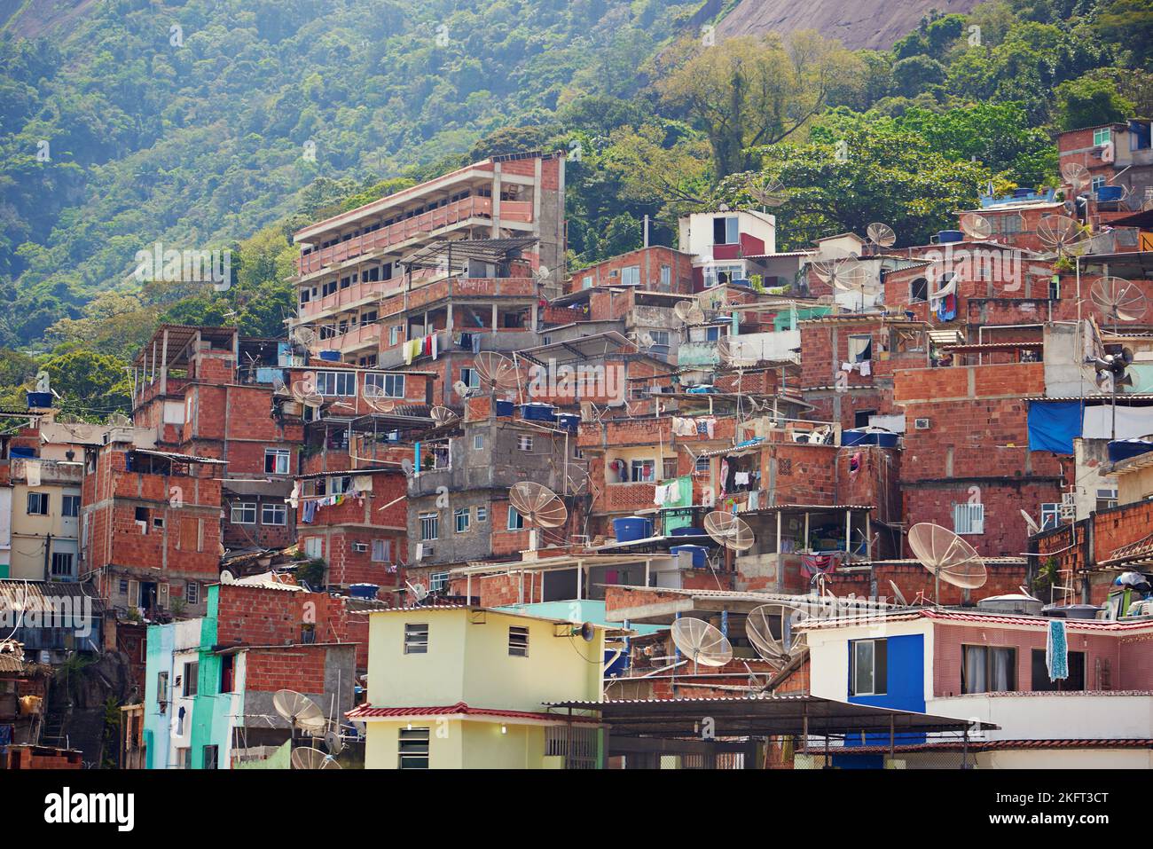 Los barrios de tugurios en la ladera de una montaña en Río de Janeiro, Brasil. Foto de stock