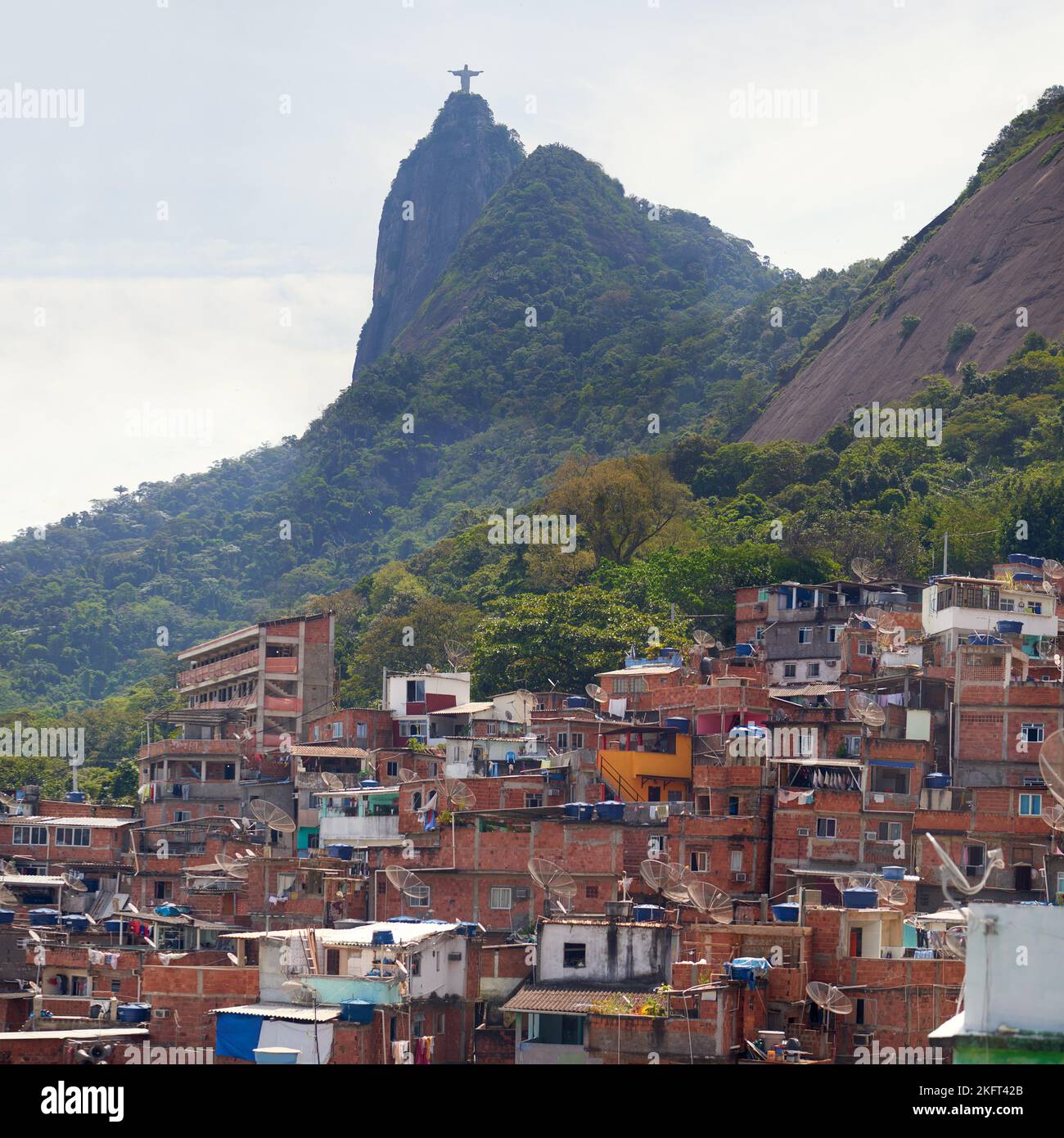 Asentada en la ladera de la montaña. Barrios marginales en la ladera de la montaña en Río de Janeiro, Brasil. Foto de stock