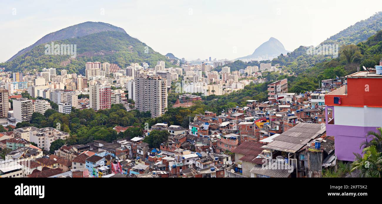 Paisajes urbanos de Brasil. Barrios marginales en la ladera de una montaña en Río de Janeiro, Brasil. Foto de stock