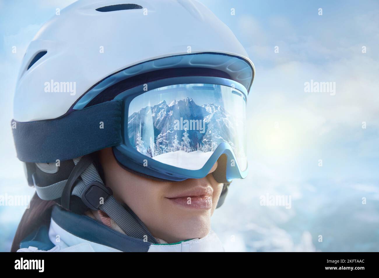 Acercamiento De Las Gafas De Esquí De Una Mujer Con El Reflejo De Las  Montañas Nevadas. Mujer En El Fondo Cielo Azul. Imagen de archivo - Imagen  de espacio, hembra: 261285445