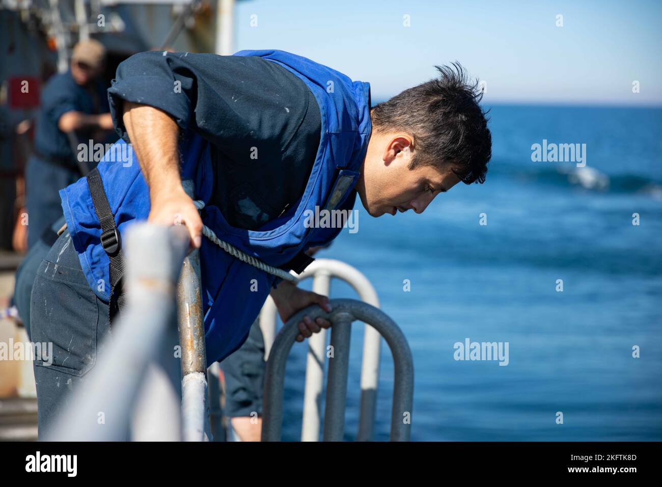 221007NLK6470479 OCÉANO ATLÁNTICO—Clase Mate 3rd de Boatswain Glen Gonzalez, asignado al