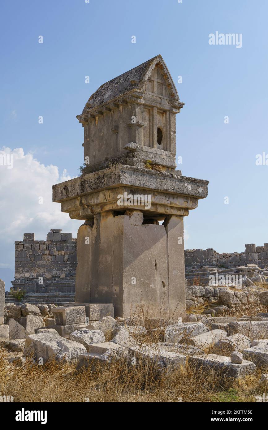 Antigua tumba de piedra griega en la antigua ciudad de Xanthos en Turquía. Ruinas de la antigua