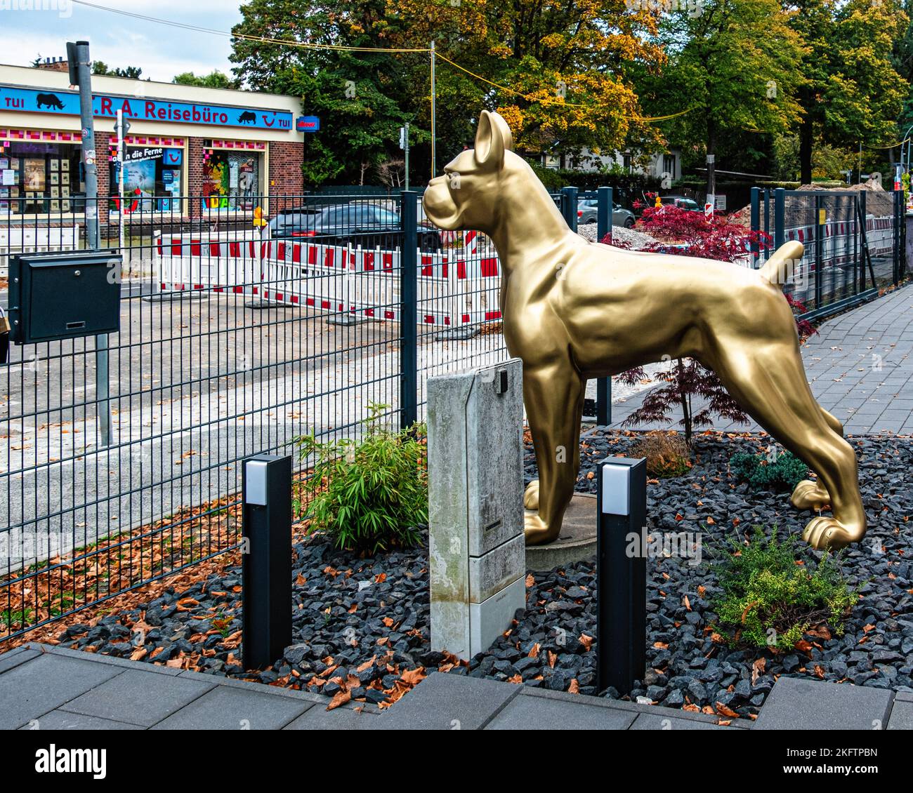 Estatua del perro de oro en el exterior de la calefacción Axman, Germanenstrasse 40, Niederschönhausen, Panko, Berlín, Alemania Foto de stock