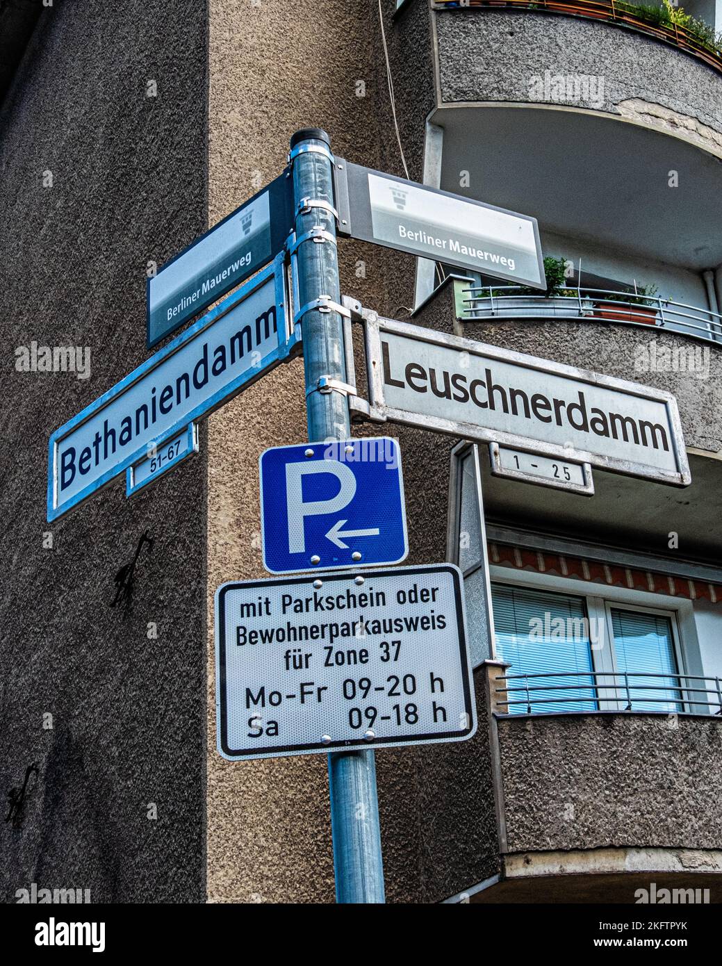 Berliner Mauerweg Signo en la ruta del antiguo muro de Berlín, CNR Bethaniendamm & Leuschnerdamm, Mitte, berlín Foto de stock