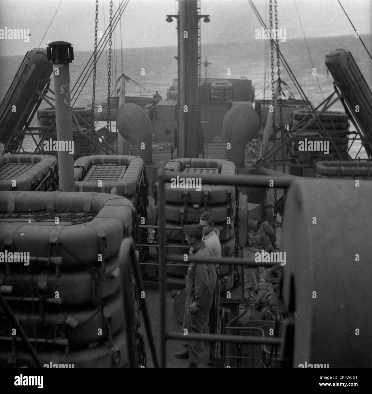 Botes salvavidas. Veteranos del Ejército de los Estados Unidos que regresan a casa en el buque Elgin Victory al final de la Segunda Guerra Mundial SS Elgin Victory, un buque tipo VC2-S-AP2 Victory construido por Permanente Metals Foto de stock