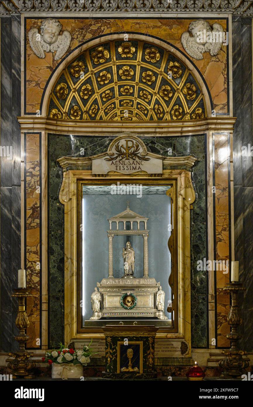 Roma. Italia. Sant'Agnese en Agone (Sant'Agnese en Piazza Navona). Relicario que contiene el cráneo de Santa Inés. Foto de stock