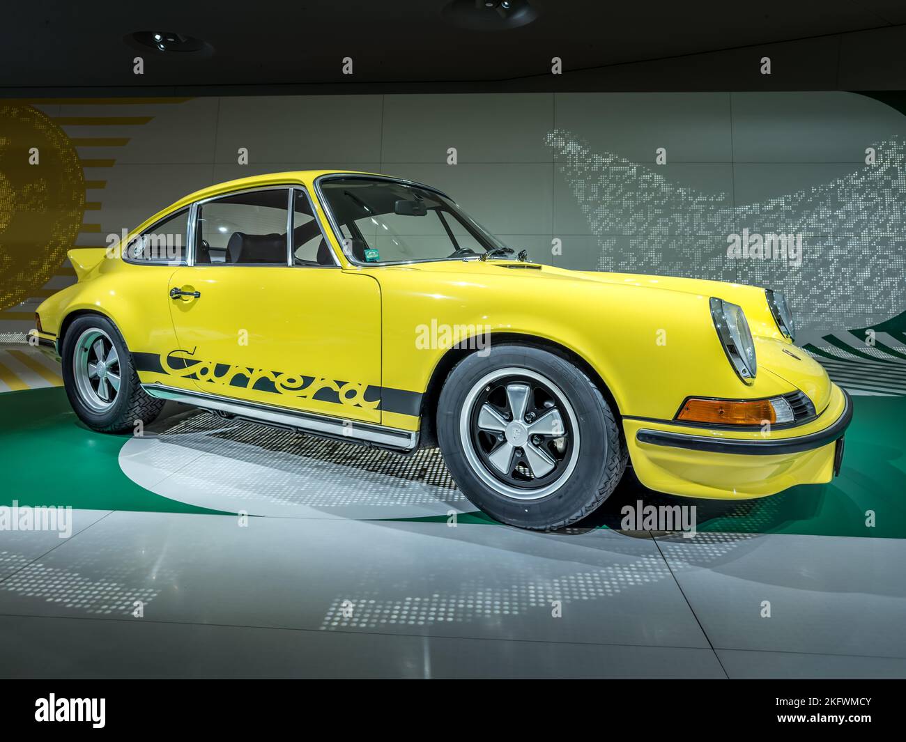Stuttgart-Zuffenhausen - 12 de noviembre de 2022 - Museo Porsche, Porsche 911 2,7 RS Foto de stock