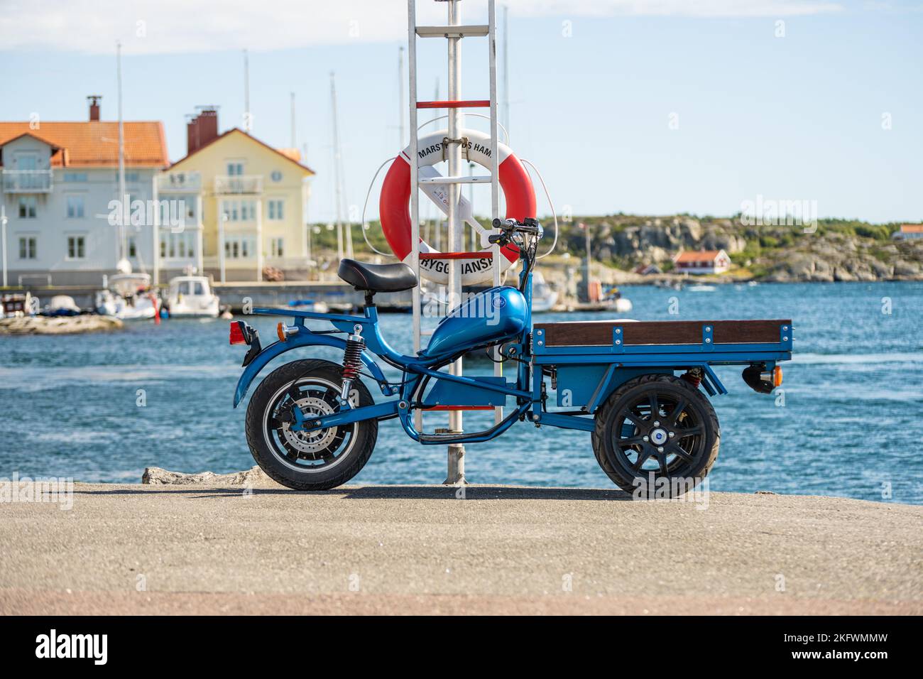 Kung?lv, Suecia - Julio de 15 2022: Azul Tres ruedas de mercancías en ciclomotor por un muelle en verano Foto de stock