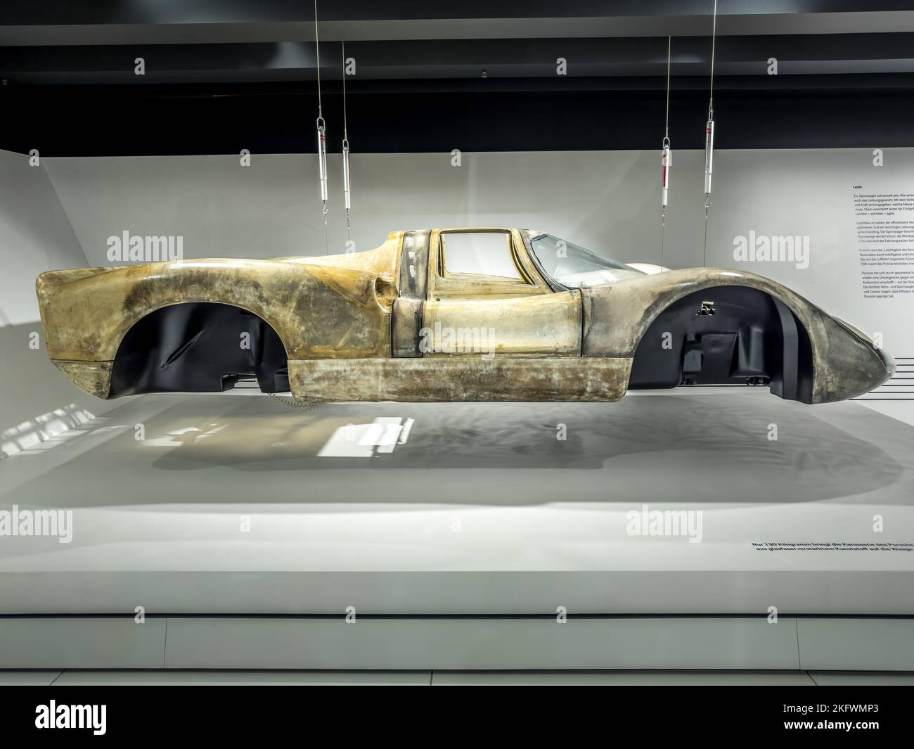 Stuttgart-Zuffenhausen - 12 Noviembre 2022 - Porsche Museum, cuerpo de fibra de carbono del Porsche 908 Foto de stock