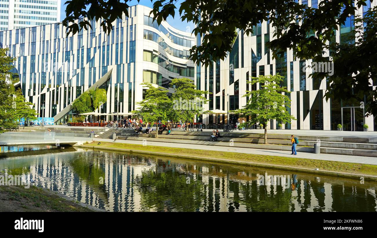 El complejo 'Kö-Bogen' en el centro de Düsseldorf/Alemania, diseñado por el arquitecto estrella de Nueva York Daniel Libeskind y terminado en 2013. Foto de stock