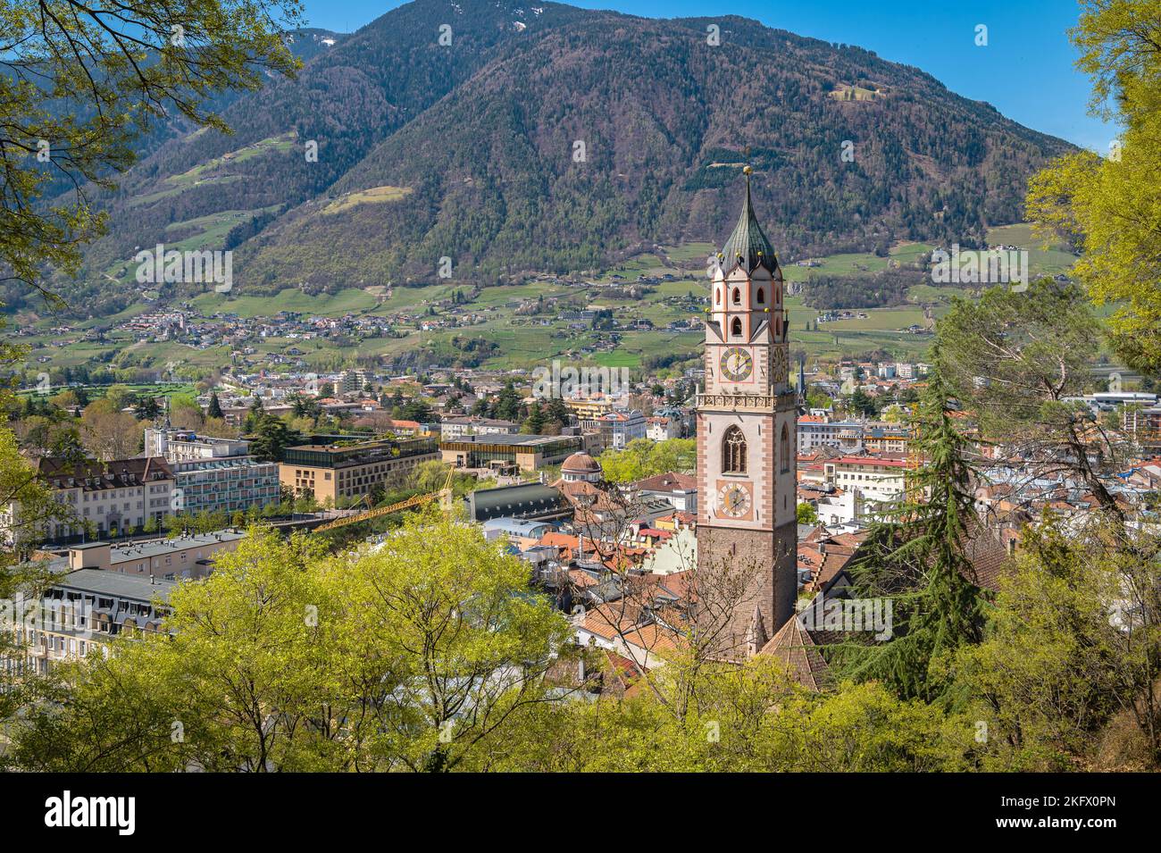 Catedral de San Nicolás en Merano vista desde Tappeinerweg - Merano (Meran) en Tirol del Sur - Trentino Alto Adige . Italia Foto de stock