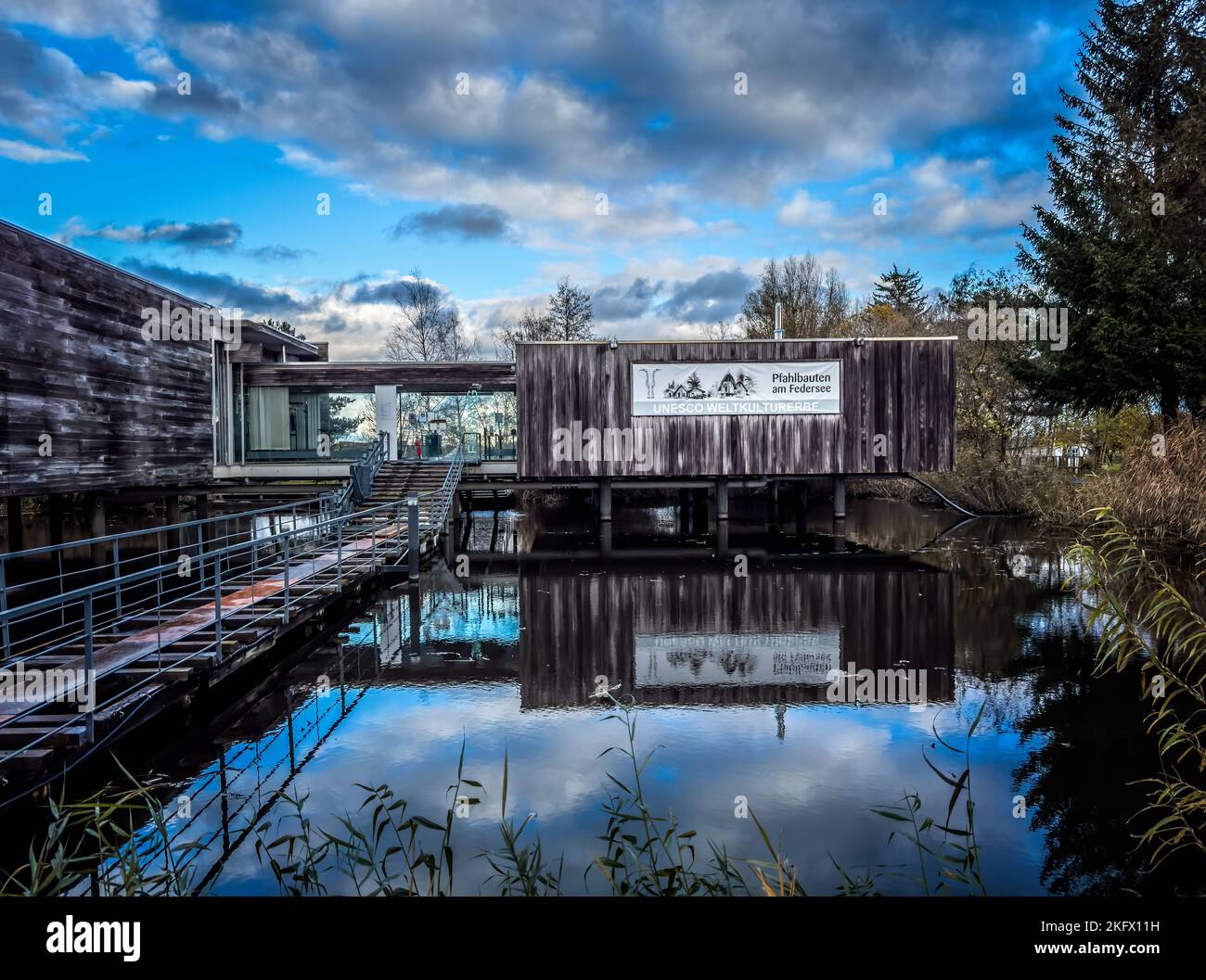 Bad Buchau - 18 de noviembre de 2022 - UNESCO Patrimonio de la Humanidad Museo, viviendas Pile Federsee Foto de stock