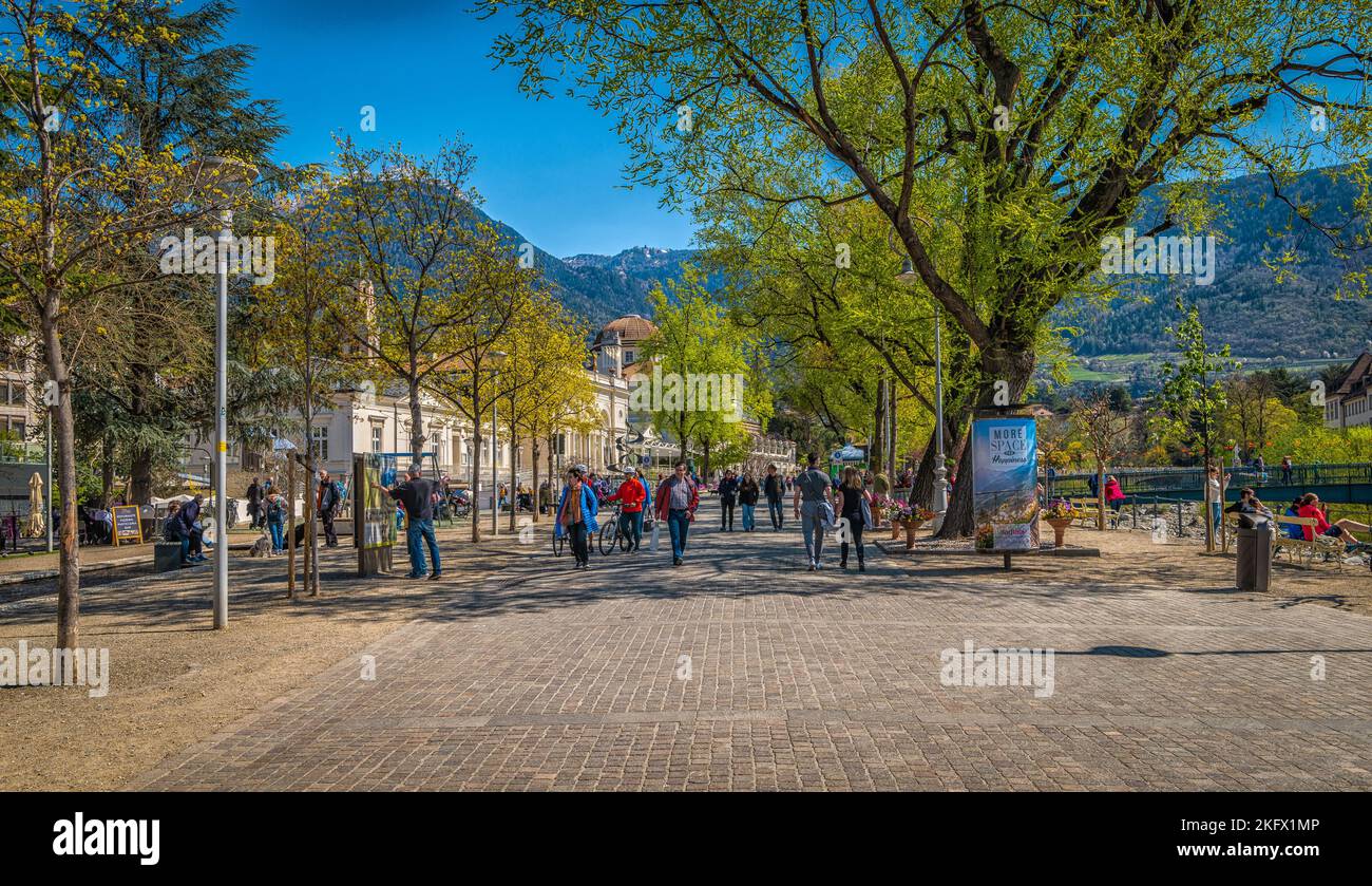 La ciudad de Merano (Meran), Tirol del Sur, Trentino Alto Adige, Italia - los turistas que visitan la ciudad - 11 de abril de 2022 Foto de stock