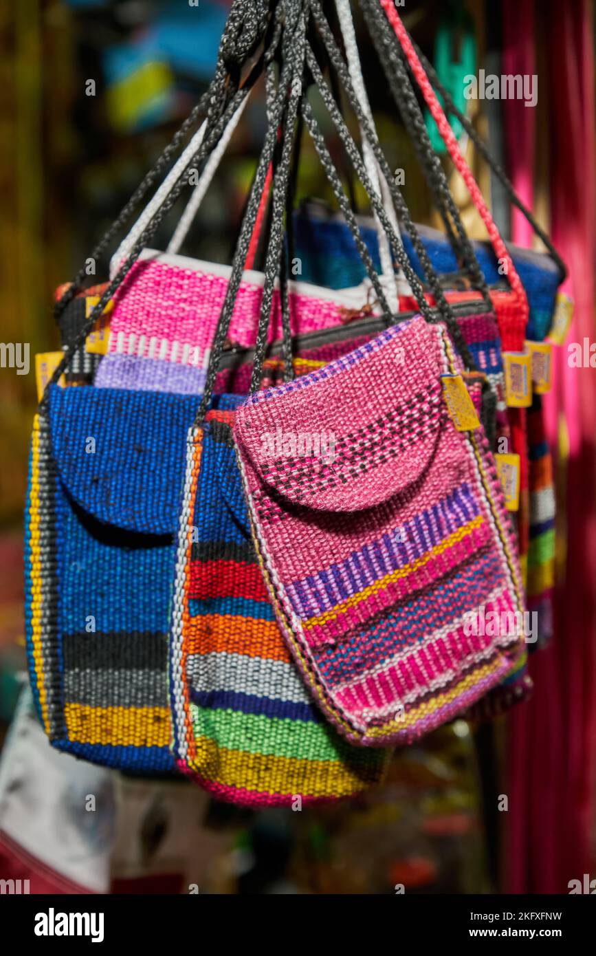 Una hermosa foto de coloridas bolsas tejidas a mano para el hombro  Fotografía de stock - Alamy