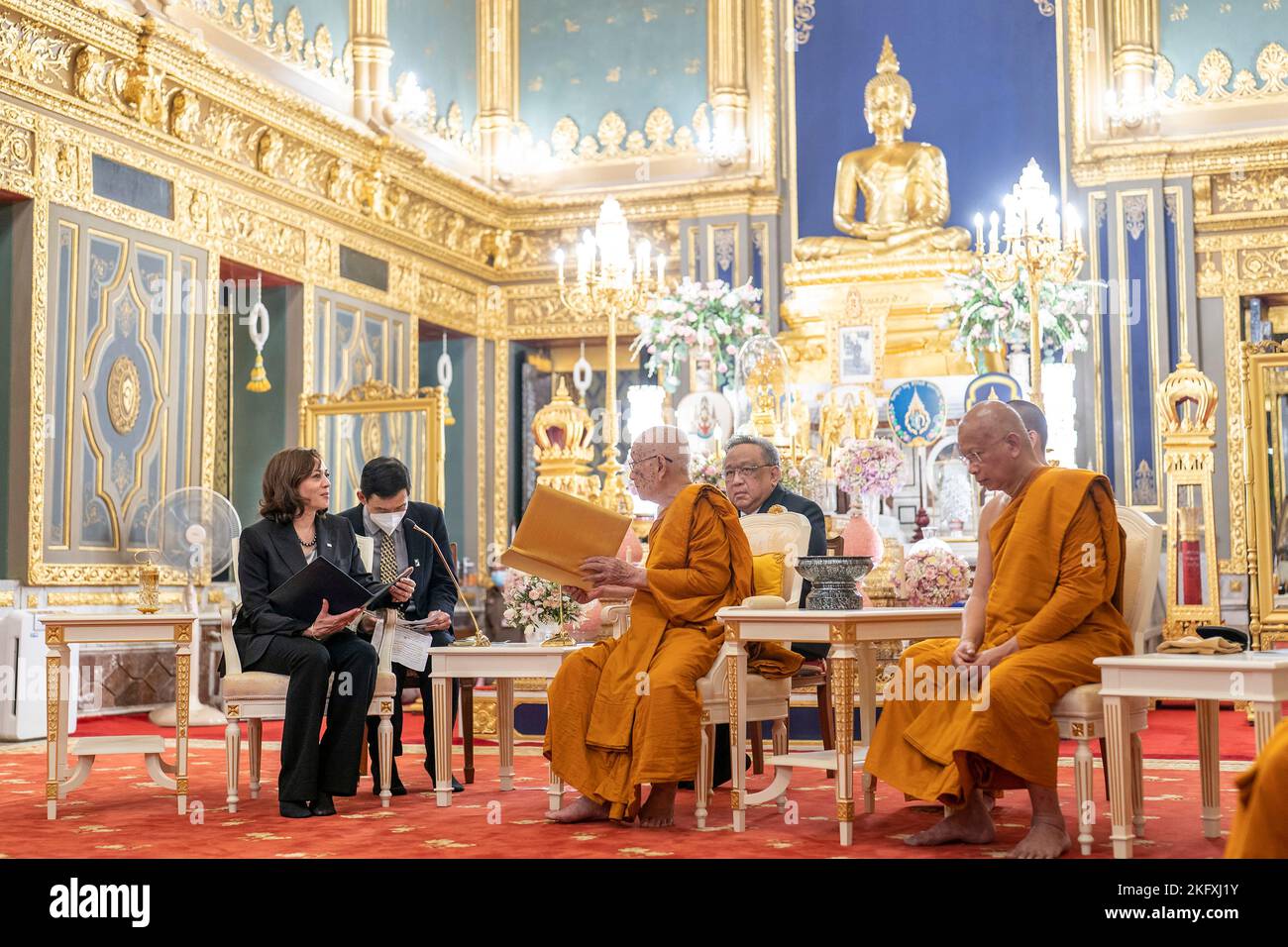 Bangkok, Tailandia. 19th de Nov de 2022. El Vicepresidente de los Estados Unidos, Kamala Harris, de izquierda, se reúne con el Patriarca Supremo Somdet Phra Ariyavangsagatayana, de derecha, en el templo Wat Ratchabophit, el 19 de noviembre de 2022, en Bangkok, Tailandia. Harris se reúne con el líder budista al margen de la Cumbre de APEC. Crédito: Lawrence Jackson/White House Photo/Alamy Live News Foto de stock