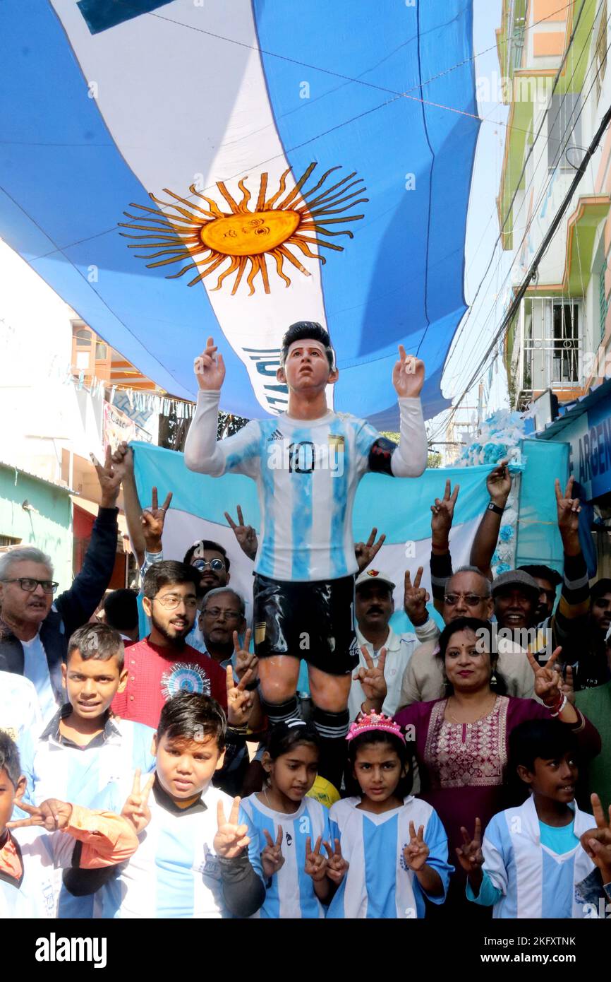 Calcuta, Bengala Occidental, India. 20th de Nov de 2022. Miembros del club de aficionados de Argentina con estatua Messi de 5,4 pies de altura después de la inauguración como parte de la celebración de la Copa Mundial de la FIFA 2022 en la ciudad de Kolkata. (Imagen de crédito: © Dipa Chakraborty/Pacific Press via ZUMA Press Wire) Crédito: ZUMA Press, Inc./Alamy Live News Foto de stock