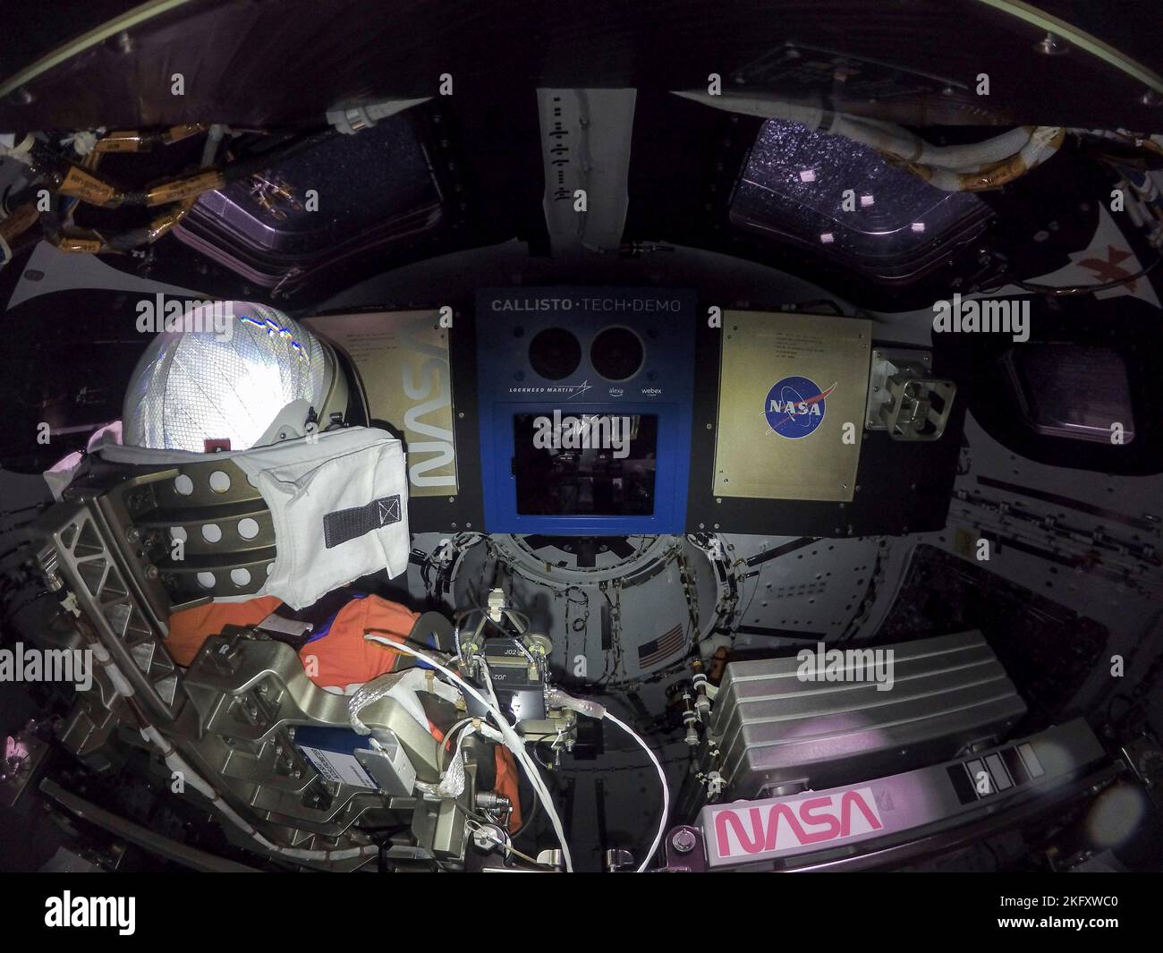 Órbita de la Tierra, órbita de la Tierra. 16 de noviembre de 2022. Vista interior de la cápsula de la tripulación de Orión con el maniquí de prueba conocido como Comandante Moonikin Campos, en el primer día de vuelo de la misión Artemis I de la NASA, el 16 de noviembre de 2022, en órbita terrestre. El maniquí está equipado con sensores para recoger datos durante el vuelo de prueba no tripulado. Crédito: NASA/NASA/Alamy Live News Foto de stock