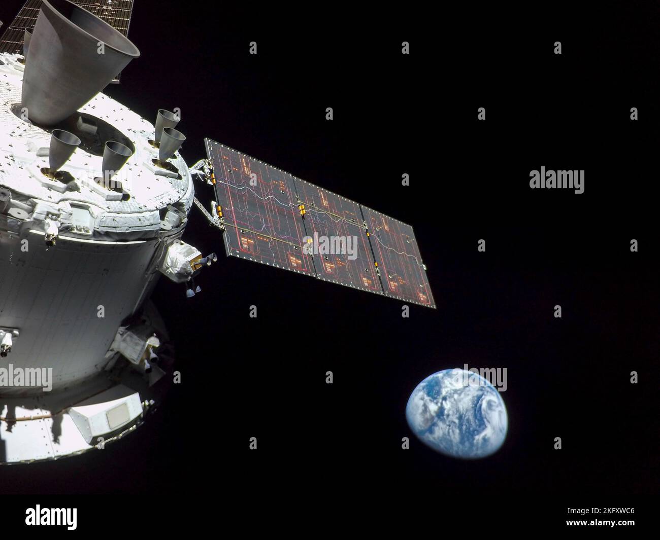 Órbita de la Tierra, órbita de la Tierra. 16 de noviembre de 2022. Selfie de la cápsula de la tripulación de Orión con la Tierra atrás mientras viaja a la luna, en el primer día de vuelo de la misión Artemis I de la NASA, el 16 de noviembre de 2022, en órbita terrestre. La imagen fue capturada por una cámara en la punta de uno de los paneles solares mientras viajaba a 57.000 millas de la Tierra. Crédito: NASA/NASA/Alamy Live News Foto de stock
