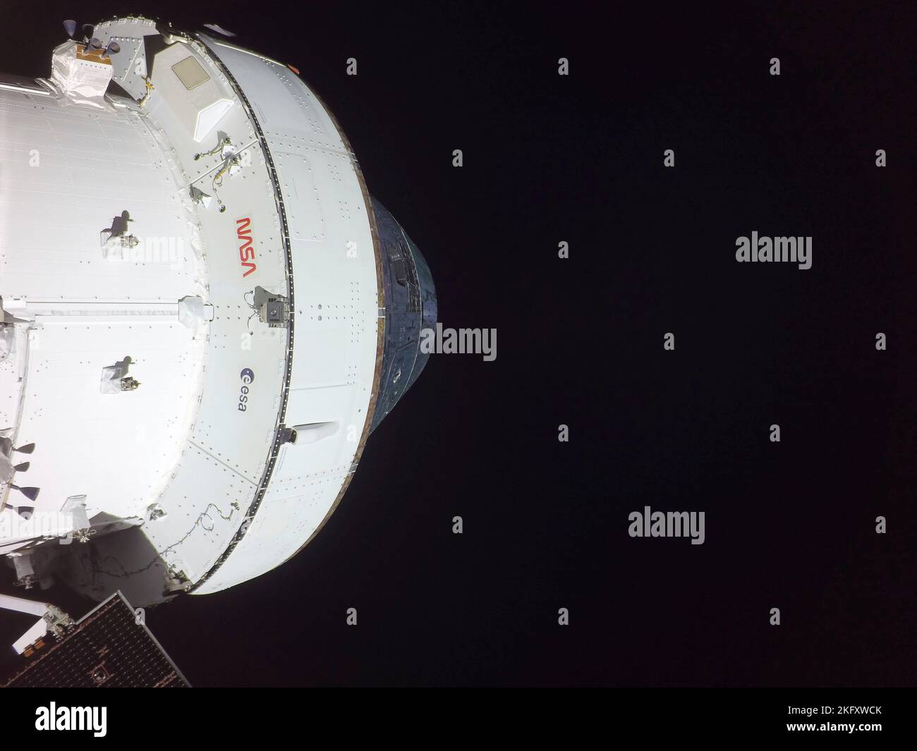 Órbita de la Tierra, órbita de la Tierra. 18 de noviembre de 2022. Selfie de la cápsula de la tripulación de Orión mientras viaja a la luna, en el tercer día de vuelo de la misión Artemis I de la NASA, el 18 de noviembre de 2022, en órbita terrestre. La imagen fue capturada por una cámara en la punta de uno de los paneles solares mientras viajaba a 57.000 millas de la Tierra. Crédito: NASA/NASA/Alamy Live News Foto de stock