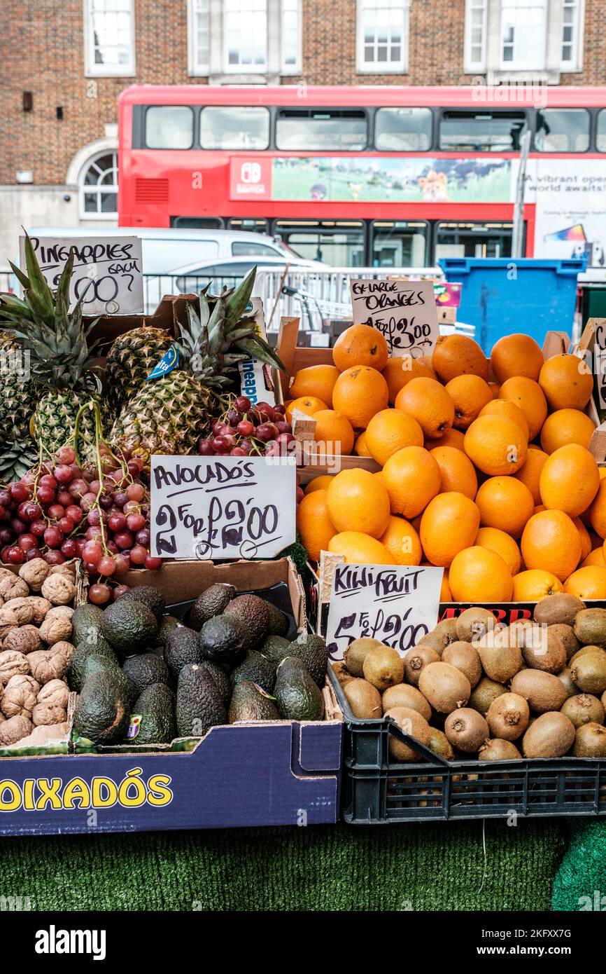 Epsom, Surrey, Londres, Reino Unido, noviembre de 19 2022, Mercado al aire libre tradicional Venta de frutas y verduras frescas y saludables Foto de stock