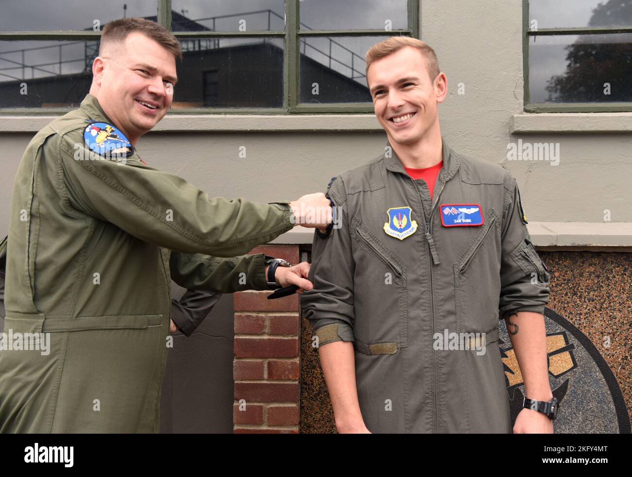 El teniente coronel Tyler Berge de la Fuerza Aérea de los Estados Unidos, izquierda, 351st